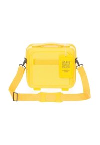 Borsa rettangolare gialla realizzata in materiale resistente, con una tasca frontale con zip, tracolla regolabile e etichetta con logo. Texture liscia con una finitura lucida.