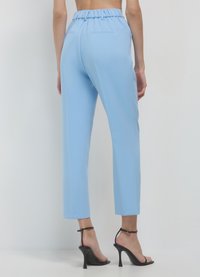 Calliope TINTA UNITA - Pantaloni - celeste medio