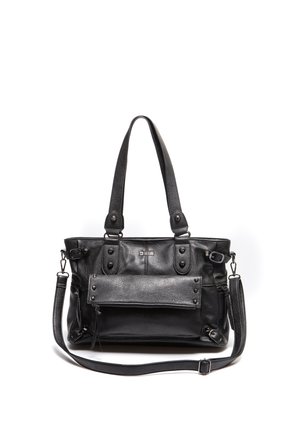 Czarna skórzana torebka z podwójnymi górnymi uchwytami, przednią kieszenią na zamek i regulowanym paskiem na ramię na białym tle.