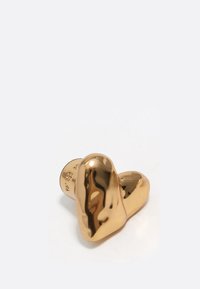 Objeto en forma de corazón de color dorado con una superficie lisa y reflectante y bordes redondeados, que presenta una textura sutil y curvas suaves.