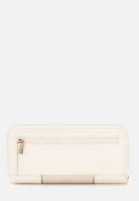 Portefeuille en cuir crème avec une surface texturée, fermeture zippée et poche arrière zippée. Présente un design minimaliste et des accents de couture contrastants.