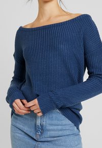 Missguided Stickad tröja - dark blue