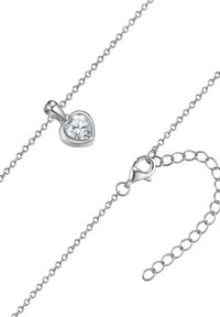 Collana d'argento con pendente a forma di cuore avente una pietra preziosa rotonda e trasparente. Include una catena e un gancio a molla per la chiusura.