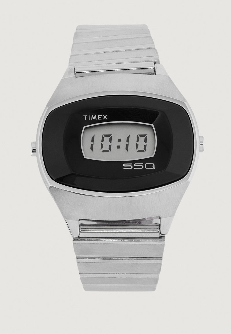 Digitálne hodinky Timex so strieborným nerezovým remienkom, obdĺžnikovým čiernym rámečkom a bielym digitálnym displejom, ktorý zobrazuje čas 10:10. Model SSQ.