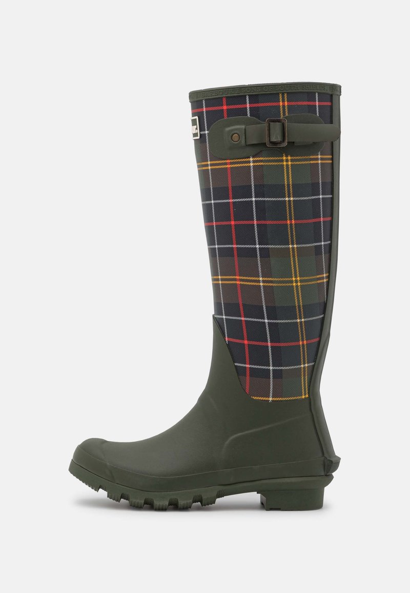 Bottes de pluie en caoutchouc vertes avec un haut tige présentant un motif tartan noir, rouge et jaune, et un accent de boucle sur le côté pour l'ajustement.