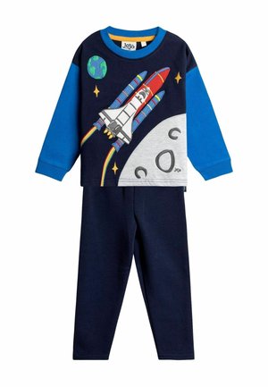 Lasten tummansinisiä pyjamaa, joissa on siniset hihat, ja ylhäällä on avaruusalus, Maa, tähtiä ja kuu -kuvitus.