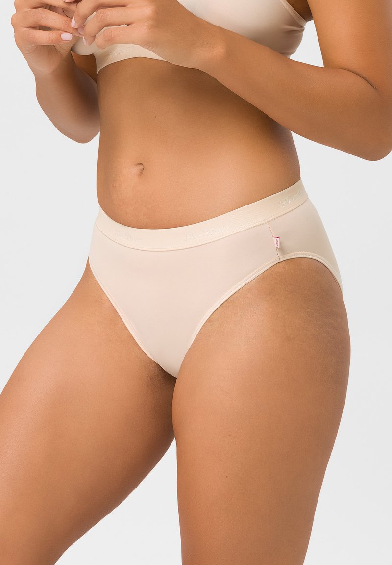 Beige Baumwollmischung-Slips mit glatter Textur, hoch geschnittenem Design und einem weichen, elastischen Bund mit dezenten Logodetails.