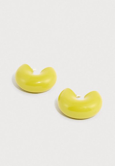 Γυαλιστερά κίτρινα σκουλαρίκια κρίκοι από ρητίνη σε καμπυλωτό, σχήμα φασολιού, με απλή πέρκα για ασφαλή φόρεμα.