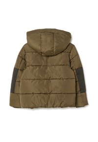 Olijfgroene gewatteerde jas met capuchon, met een horizontaal gestikt patroon en zwarte accenten op de mouwen. Gladde, glanzende textuur, casual ontwerp.
