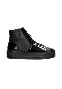 Sneakers nere alte realizzate in pelle texturizzata e materiale verniciato, dotate di lacci rotondi e una suola spessa con scanalature orizzontali.