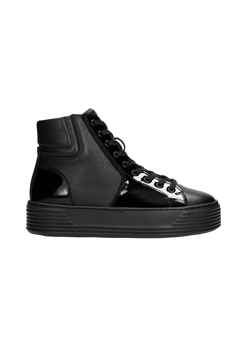 Sneakers nere alte realizzate in pelle texturizzata e materiale verniciato, dotate di lacci rotondi e una suola spessa con scanalature orizzontali.