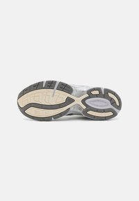 Sola de sapatilha de corrida com um design de borracha; apresenta uma mistura de cinza, branco e bege; texturizada com sulcos e padrões para aderência.