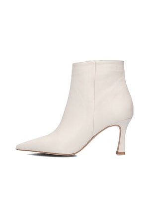 Bottine blanche en cuir, à bout pointu, avec un talon aiguille fin, texture lisse et design minimaliste. Pas de matériel ou de motifs visibles.