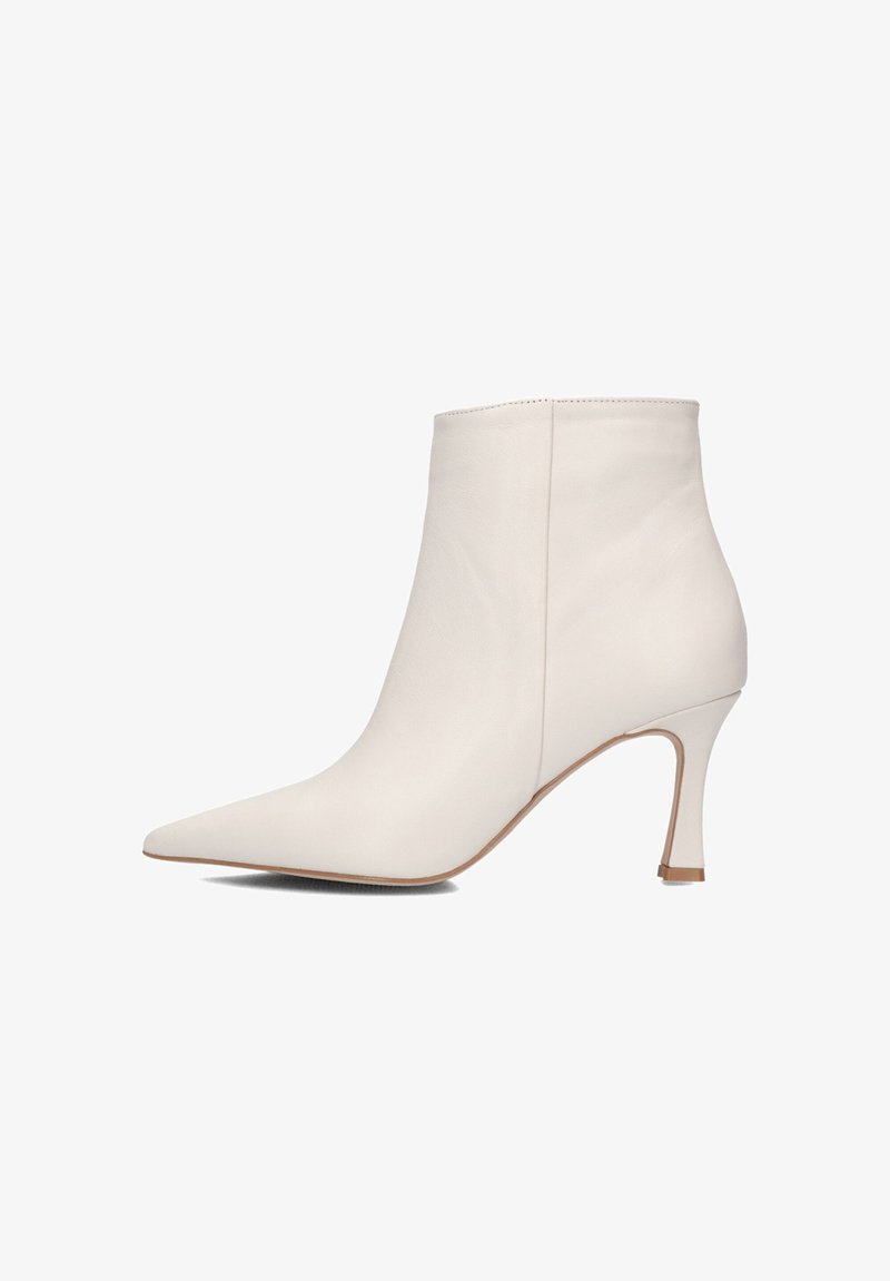 Bottine blanche en cuir, à bout pointu, avec un talon aiguille fin, texture lisse et design minimaliste. Pas de matériel ou de motifs visibles.