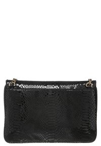 Pochette rectangulaire noire brillante à texture de peau de serpent avec attaches de bandoulière chaîne dorées aux coins supérieurs.