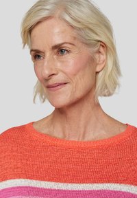 Strickpullover in leuchtendem Orange mit weißen und rosa horizontalen Streifen. Runder Ausschnitt, leichtes Material und lässige Passform.