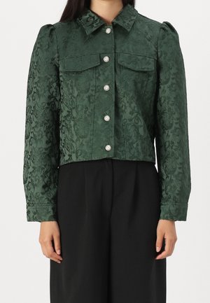 Grøn jacquard cropped jakke med lange ærmer, kravehals og sølvknaplukninger. Har to forlommer med dekorativ tekstur.