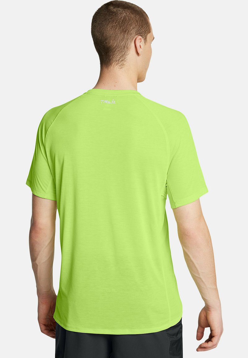 T-shirt de sport à manches courtes en vert lime vif, fabriqué à partir d'un tissu léger. Il présente un col rond et un ourlet droit.