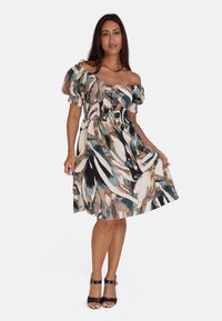Vestido floral con hombros al descubierto en tonos de azul verdoso, marrón y crema. Presenta mangas abullonadas, cintura elástica y un diseño de falda fluida.