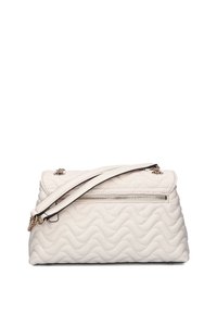 Sac à main en crème matelassé avec une texture ondulée, doté d'un rabat supérieur et d'une poche arrière zippée. Bandoulière longue avec des accents métalliques.