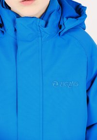 Blauwe waterdichte jas met een hoge kraag en capuchon, met een geborduurd "ZIGZAG" logo op de borst en gladde, gestructureerde stof.