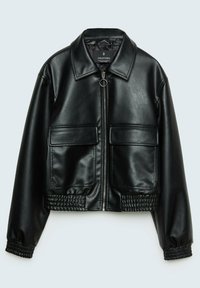 Veste en cuir noire courte avec un col, fermeture éclair à l'avant, deux grandes poches et des poignets et un bas élastiqués pour un aspect texturé.