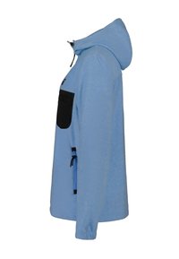 Hellblaues Fleece-Jackett mit einer schwarzen Brusttasche, verstellbarem Kapuzenkragen und Reißverschlüssen. Hat einen geraden Schnitt und lange Ärmel.
