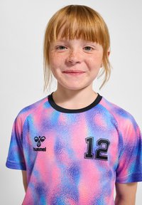 Kortärmad t-shirt i polyester med ett flerfärgat gradientmönster i rosa, blått och lila, med en svart rund halsringning och nummer "12."