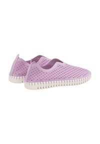 Scarpe slip-on di colore lilla chiaro con una tomaia testurizzata e decorata, e una suola in gomma bianca caratterizzata da un design a coste per una migliore aderenza.