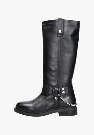 Bottes en cuir noir haute jusqu'au genou avec un embout rond, une sangle et des détails en chaîne argentée, et un talon bas en bloc. Fini texturé le long de la tige.