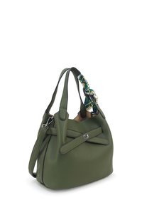 Groene leren handtas met een gestructureerde afwerking, voorzien van een overgedimensioneerde schouderband versierd met een patroonstof en een kenmerkende metalen accent.