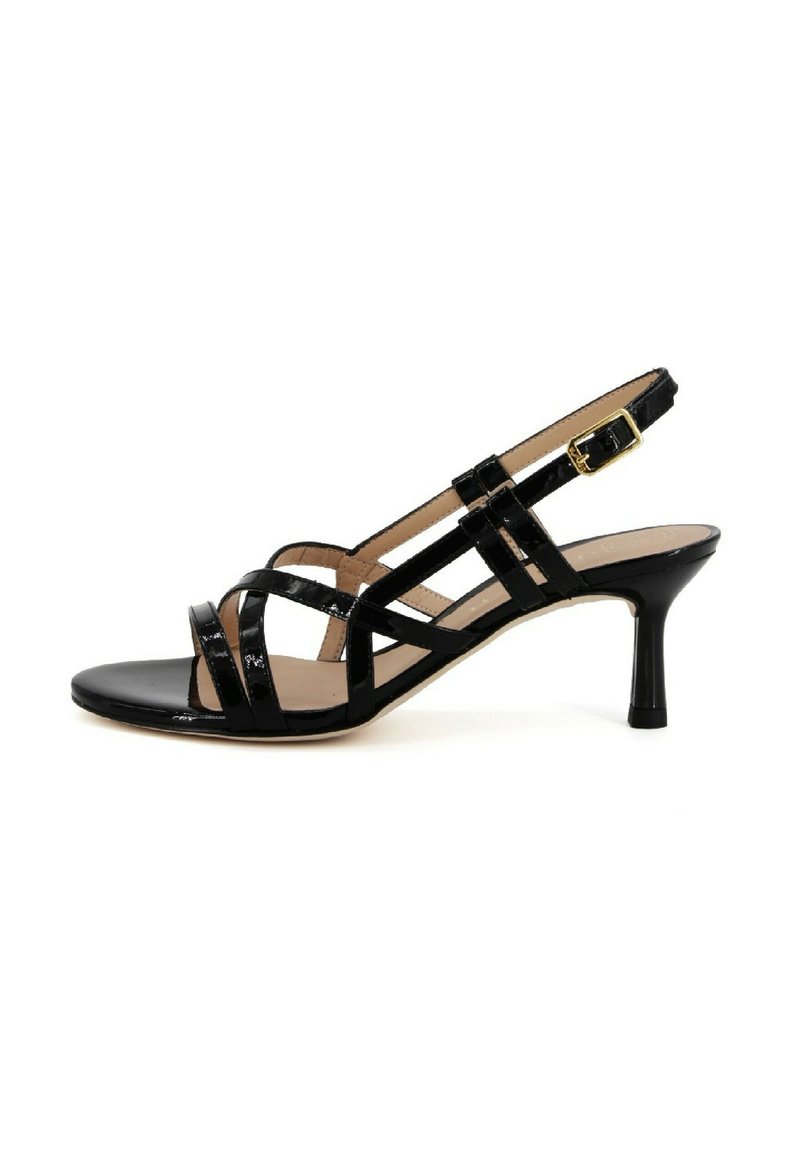 Sandalo con tacco in pelle verniciata nera, dotato di molteplici cinturini, design open toe, fibbia alla caviglia e un tacco sottile, che mette in evidenza una texture liscia.