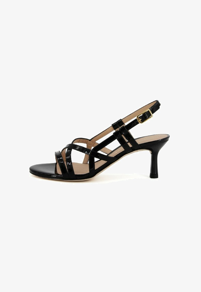 Sandalo con tacco in pelle verniciata nera, dotato di molteplici cinturini, design open toe, fibbia alla caviglia e un tacco sottile, che mette in evidenza una texture liscia.