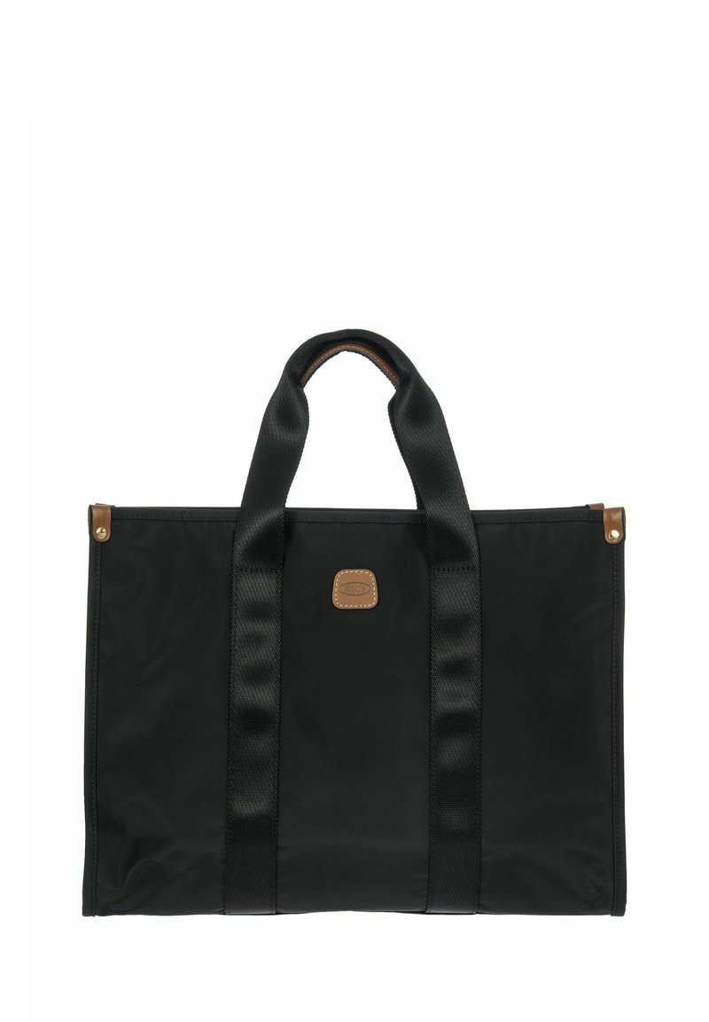 Zwarte tote bag gemaakt van duurzaam stof, met twee stevige handvatten en een bruin leren logo patch. Gladde textuur met een eenvoudig ontwerp.
