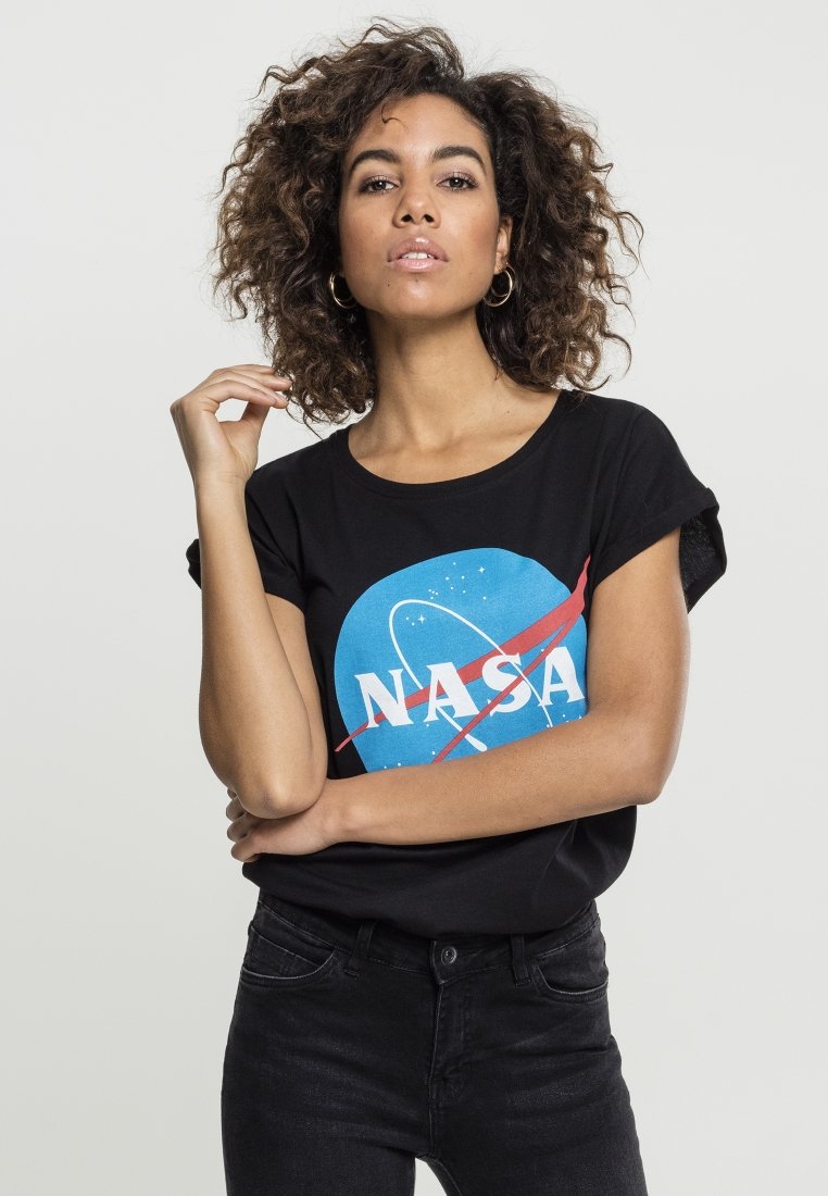 Čierne tričko s krátkym rukávom so zdašným logom NASA v modrej farbe a červenými diagonálnymi pruhmi. Vyrobené z jemnej textílie, strih priliehajúci k telu, hladká štruktúra.