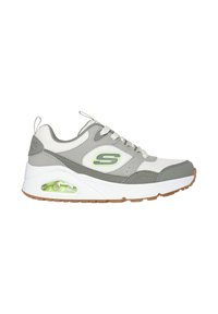 Chaussure de sport grise et blanche avec une tige en mesh, des accents verts, une semelle en caoutchouc et un amorti aérien visible dans le talon. Comprend des lacets et un logo.