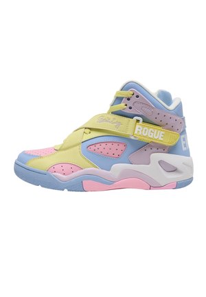 Zapatilla de caña alta con bloques de color pastel en amarillo, azul, rosa y morado, con una correa amarilla etiquetada como "ROGUE" y paneles perforados.