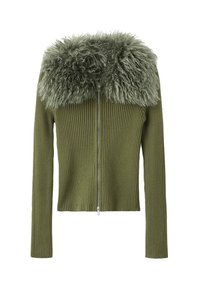 Chaqueta de punto acanalado verde oliva con mangas largas, cierre de cremallera y un cuello de piel sintética esponjoso. La tela texturizada contrasta con los acentos lisos.