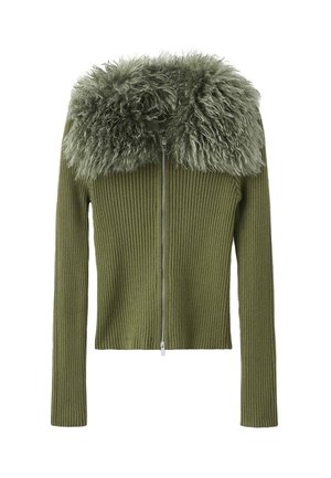 Chaqueta de punto acanalado verde oliva con mangas largas, cierre de cremallera y un cuello de piel sintética esponjoso. La tela texturizada contrasta con los acentos lisos.