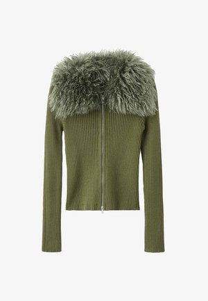 Chaqueta de punto acanalado verde oliva con mangas largas, cierre de cremallera y un cuello de piel sintética esponjoso. La tela texturizada contrasta con los acentos lisos.