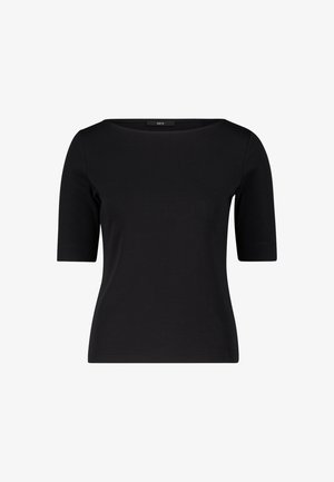 Czarny top z krótkim rękawem i szerokim dekoltem, wykonany z gładkiego materiału, o dopasowanym kroju bez dodatkowych wzorów czy ozdób.