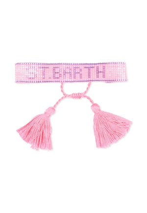 Braccialetto intrecciato rosa con la parola "ST. BARTH" in lettere maiuscole e due nappine rosa appese a lacci intrecciati.
