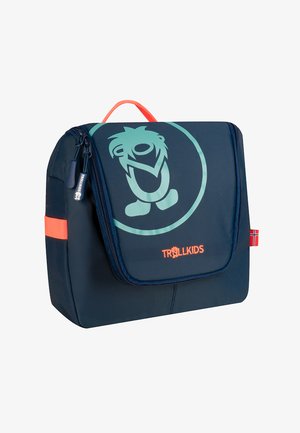 Marineblaues Kulturbeutel für Kinder mit einem türkisfarbenen Cartoon-Charakter, korallenfarbener Reißverschluss, Griff, "TROLLKIDS"-Logo und kleinem norwegischen Flaggenanhänger.