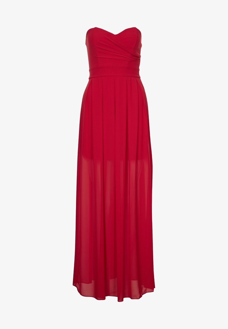 Robe longue rouge sans bretelles avec corsage froncé et jupe fluide en tissu transparent superposée à une doublure opaque.