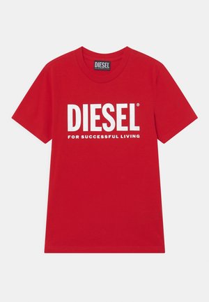 Czerwona koszulka z krótkim rękawem, z białym napisem "DIESEL FOR SUCCESSFUL LIVING" na środku z przodu oraz metką marki Diesel wewnątrz kołnierza.