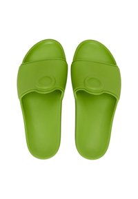 Zelené gumové sandály s hladkým povrchem, s zakřiveným designem a výrazným oválným akcentem na pásku.