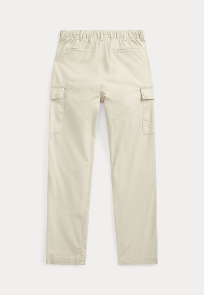 Μπεζ cargo παντελόνι με ελαστική μέση, πλαϊνές τσέπες και απαλή βαμβακερή υφή. Σχεδίαση ευθείας γραμμής με κανονική ραφή.
