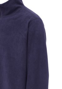 Pullover in pile blu navy con colletto alto, texture morbida e dettagli di cucitura rinforzati su spalle e cuciture.