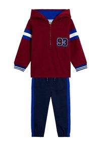 Compleu de trening pentru copii format din două piese, cu un hanorac căptușit de culoare vișinie ce prezintă un patch cu "93", mâneci în dungi albastre și albe, și pantaloni navy cu dungi albastre pe lateral.