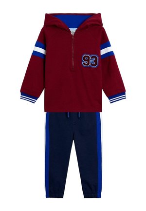 Compleu de trening pentru copii format din două piese, cu un hanorac căptușit de culoare vișinie ce prezintă un patch cu "93", mâneci în dungi albastre și albe, și pantaloni navy cu dungi albastre pe lateral.